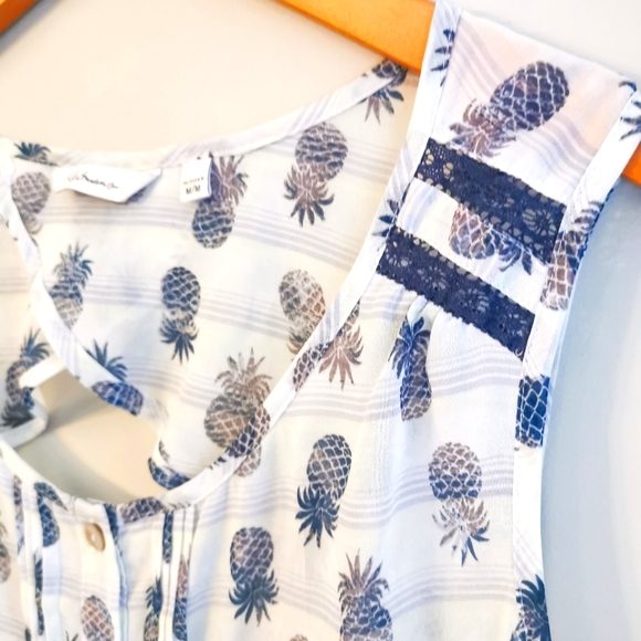 Reitmans Sleeveless Sheer Pineapple top - Picture 3 of 8